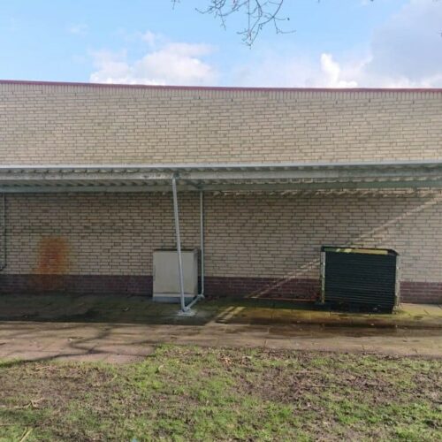 Fietsoverkapping Karin 41 Niet duur, wel duurzaam. Overkapping model Karin. Zonder achterwand, met 2 zijwanden. Afgebeeld 1 basisdeel met aanbouwdeel.